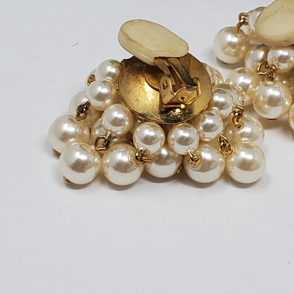 Vintage faux cluster pearl clip on earrings in Great used condition - Picture 6 of 8